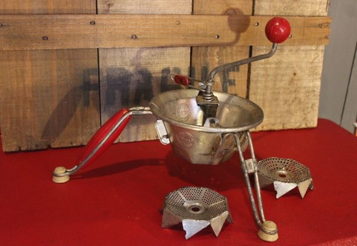 Ancien moulin à légumes avec 3 grilles datant des années 50