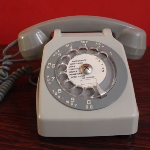 https://www.vintagebyfabichka.com/wp-content/uploads/2018/01/T%C3%A9l%C3%A9phone-%C3%A0-cadran-rotatif-vintage2-e1516191871976.jpg